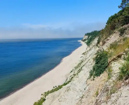 Донское: пляж и маяк на мысе Таран